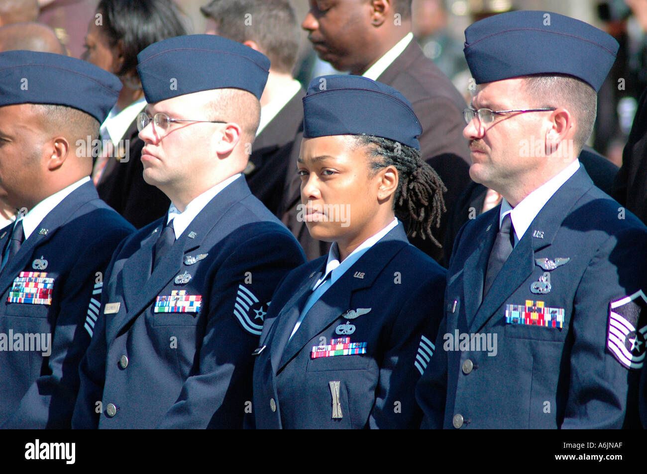 Ermordeten Offizier s Beerdigung mit Polizei Brüder anwesend Air Force Military Frau Flieger Stockfoto