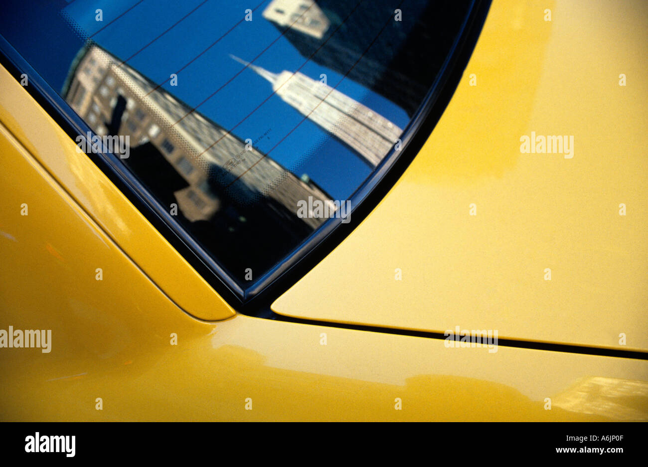 USA New York gelbes Taxi mit Reflexion auf das Empire State building Stockfoto