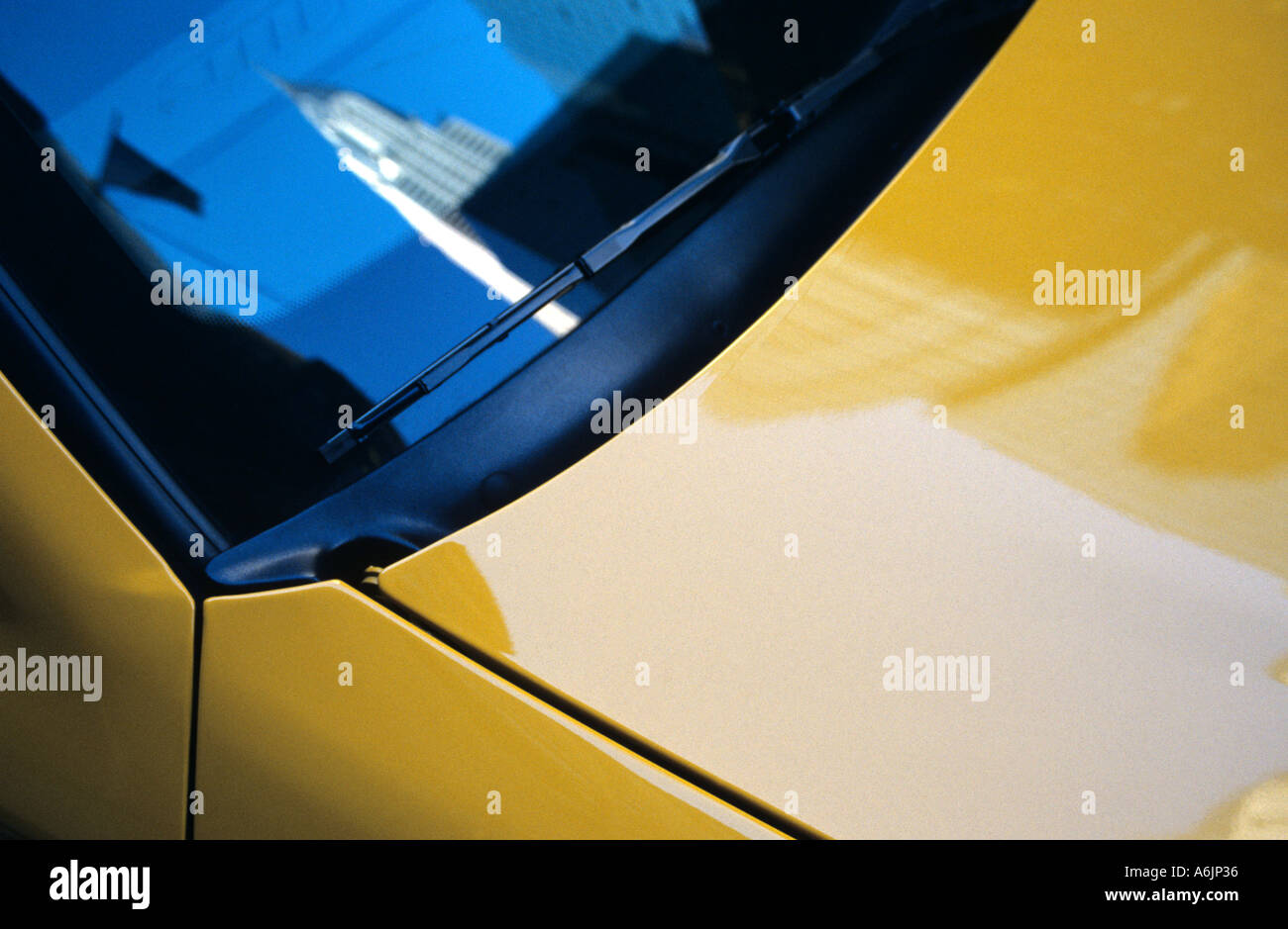 USA New York gelbes Taxi mit Reflexion der das Chrysler building Stockfoto