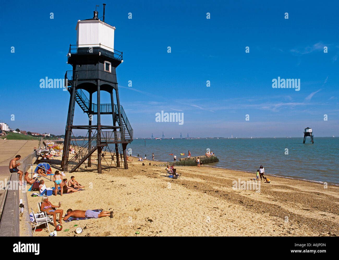 Restaurierte Leuchttürme verwendet, um Schiffe in Harwich Hafen führen. Strand mit blauer Flagge ausgezeichnet mit Blick auf den belebten Hafen Felixstowe Stockfoto