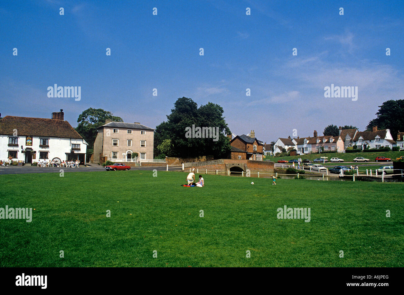 Nord Essex Dorf Finchingfield mit großen grünen Pubs und Ententeich Stockfoto