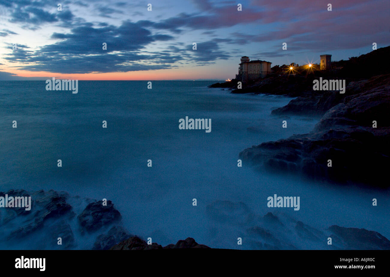 Cliff und schloss bei Sonnenuntergang Toskana Italien Stockfoto
