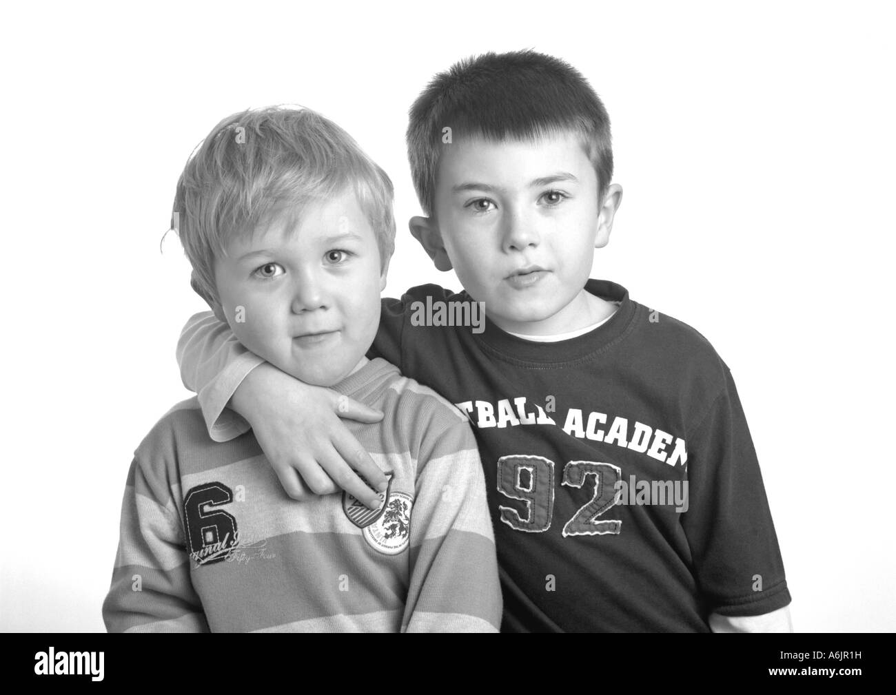 Schwarz / weiß-Studio-Porträt der Brüder (drei und sieben)(Medium Format) im Vereinigten Königreich Stockfoto