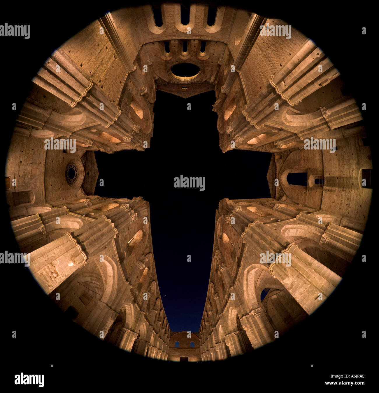 S Galgano Abtei Interieur in der Nacht um in der Nähe von Siena Stockfoto
