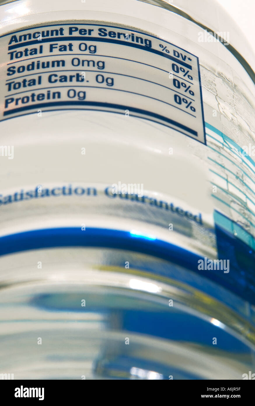 Nahaufnahme eines Wasseretiketts in Flaschen, das das „Nutrition Facts“-Panel auf einer Plastikflasche in den USA zeigt. Stockfoto