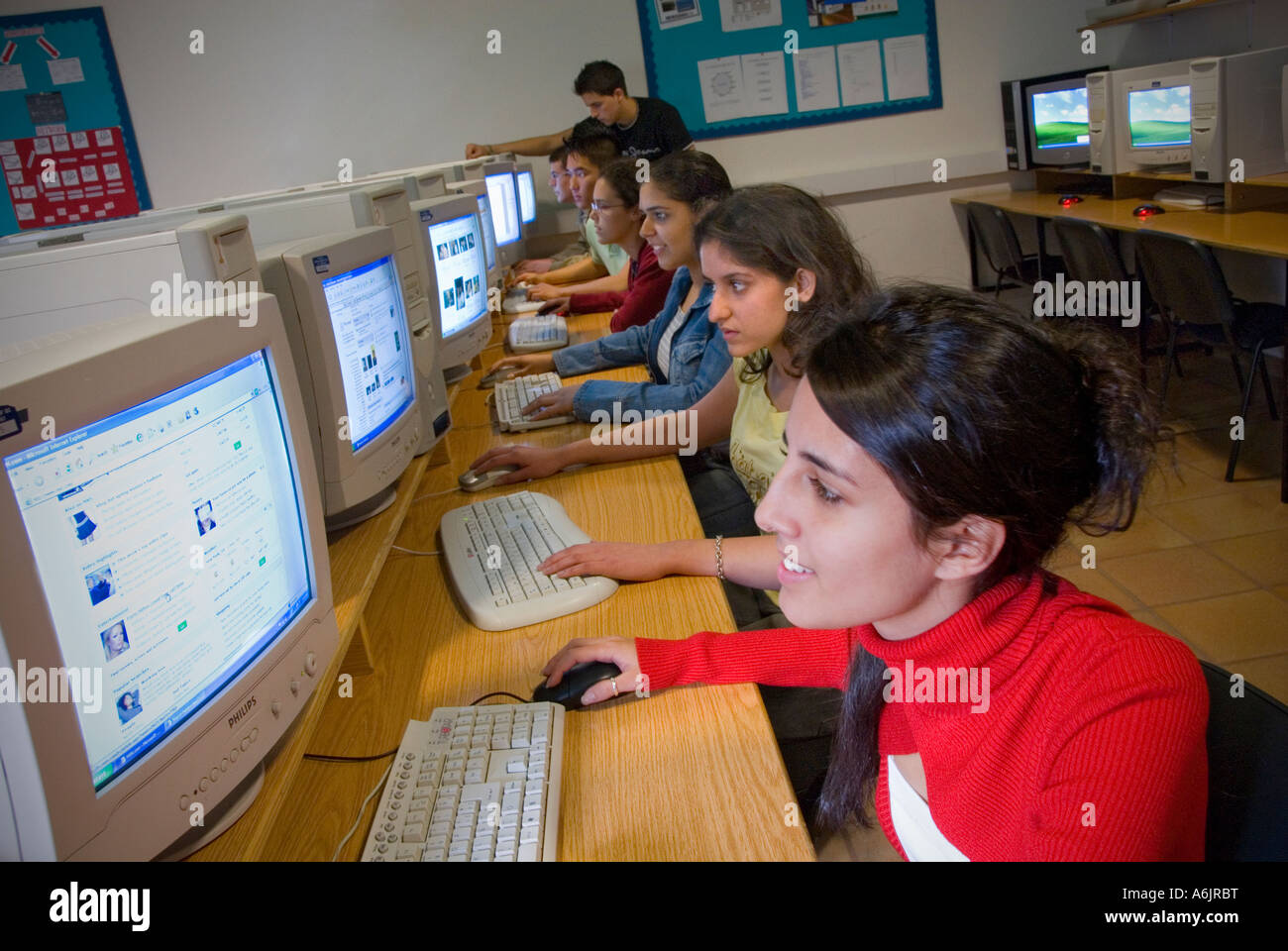 Gemischtrassig senior Teenager Studenten bei ihrer Arbeit Station Bildschirme in der Schule Computer-Unterricht Stockfoto