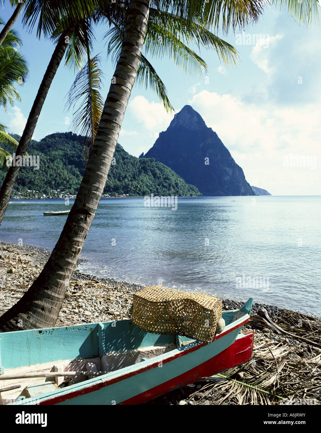 Blick auf den Strand und Pitons, Soufriere, das Viertel Soufrière, St. Lucia, die Kleinen Antillen, Karibik Stockfoto