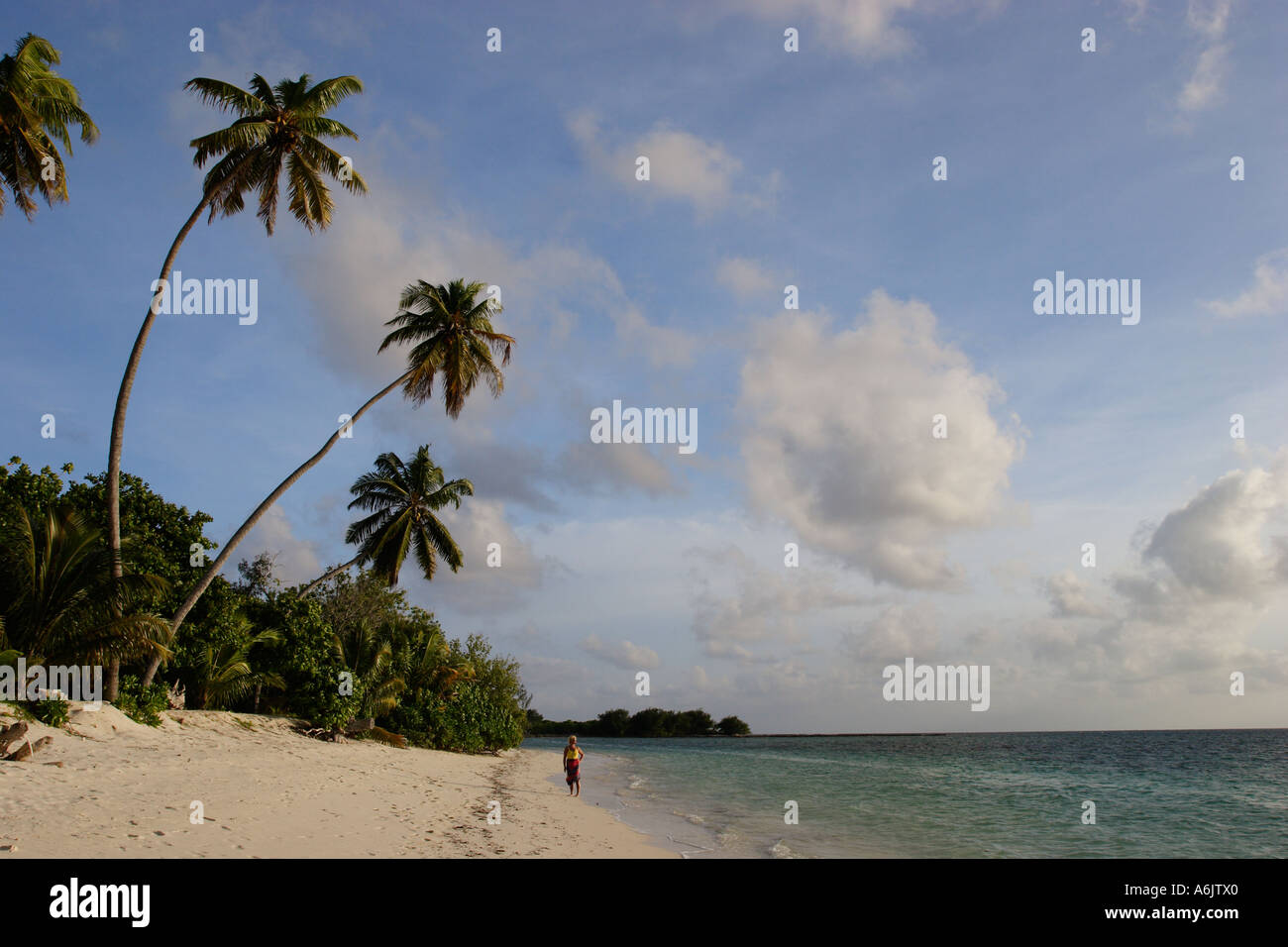 Frau am tropischen Strand zu Fuß Stockfoto