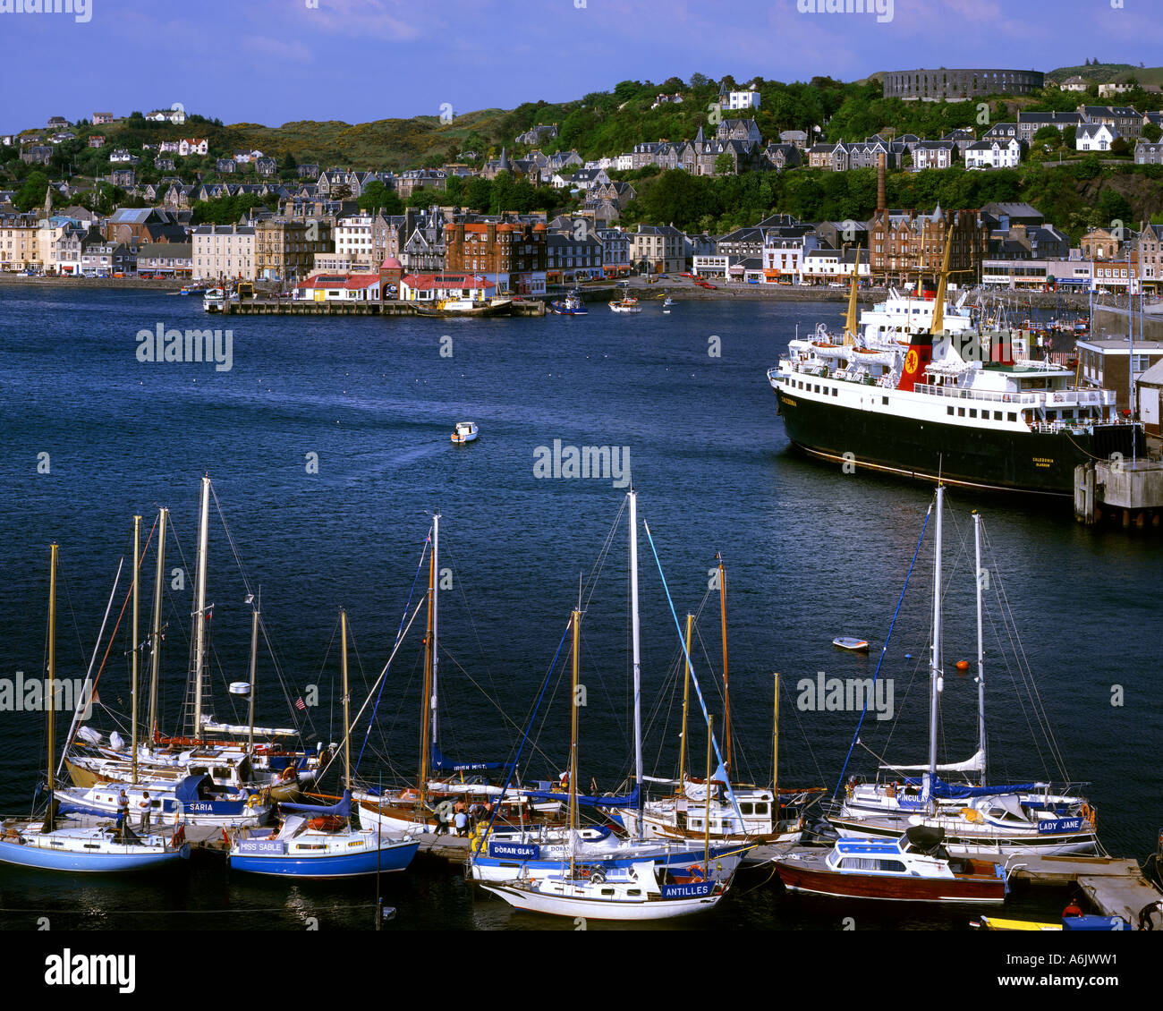 GB - Schottland: Oban-Stadt und Hafen zeigt McCaig es Tower Stockfoto