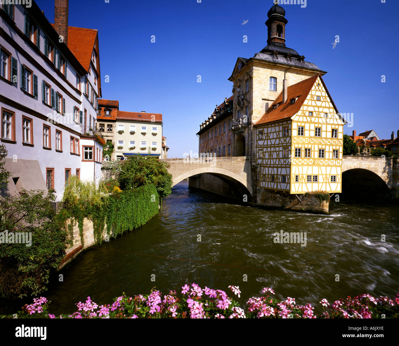 DE - Bayern: Das alte Rathaus oberhalb der Regnitz in Bamberg Stockfoto