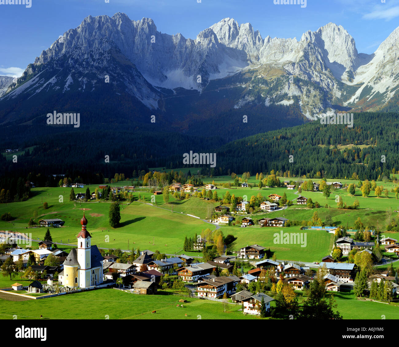 AT - TYROL: Dorf Going und Wilder Kaiser Gebirge Stockfoto