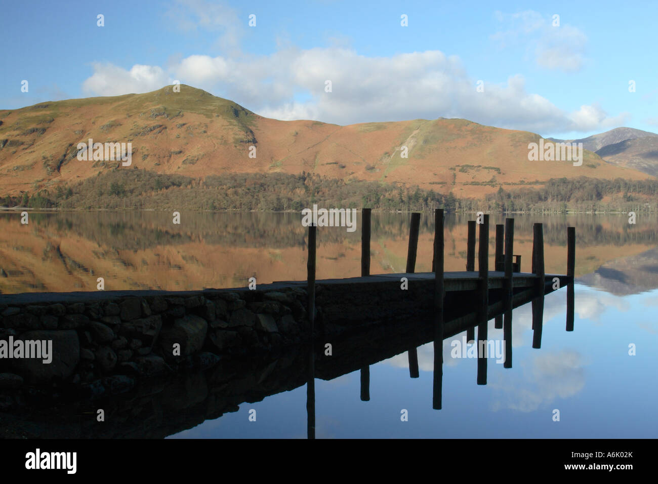 Blick über Derwentwater in Richtung Katze Glocken von Barrow Bay im englischen Lake District Stockfoto