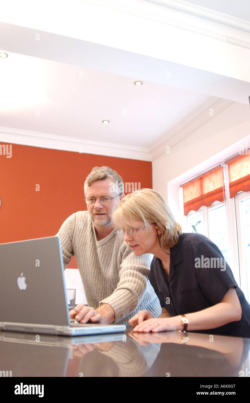Britische Wirtschaft Mann und Frau Telearbeit von zu Hause London UK mit Apple Mac Laptop Stockfoto