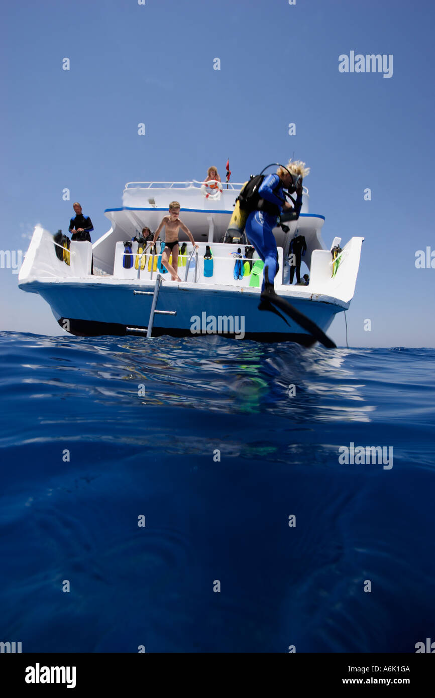 Scuba Diver springen vom Tauchboot Stockfoto
