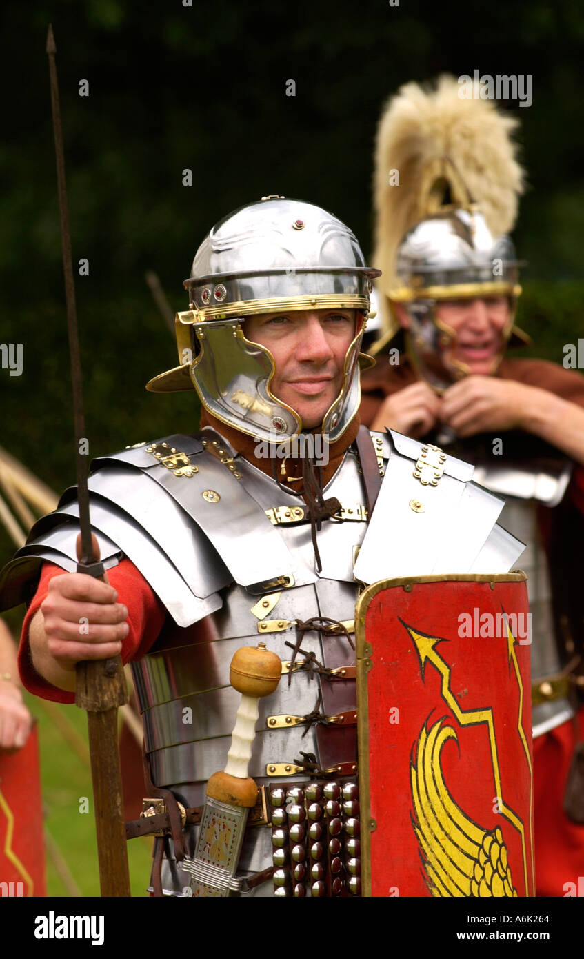 Ermine Street Guard geben eine Darstellung der kämpferischen Fähigkeiten im Roman Amphitheatre in Caerleon typisch römischer Soldat Gwent Wales UK Stockfoto