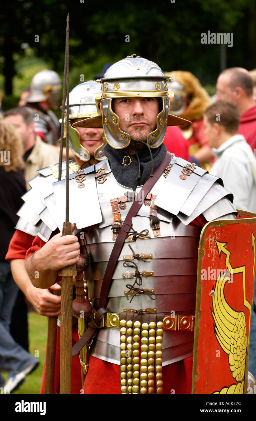Ermine Street Guard geben eine Darstellung der kämpferischen Fähigkeiten im Roman Amphitheatre in Caerleon typisch römischer Soldat Gwent Wales UK Stockfoto
