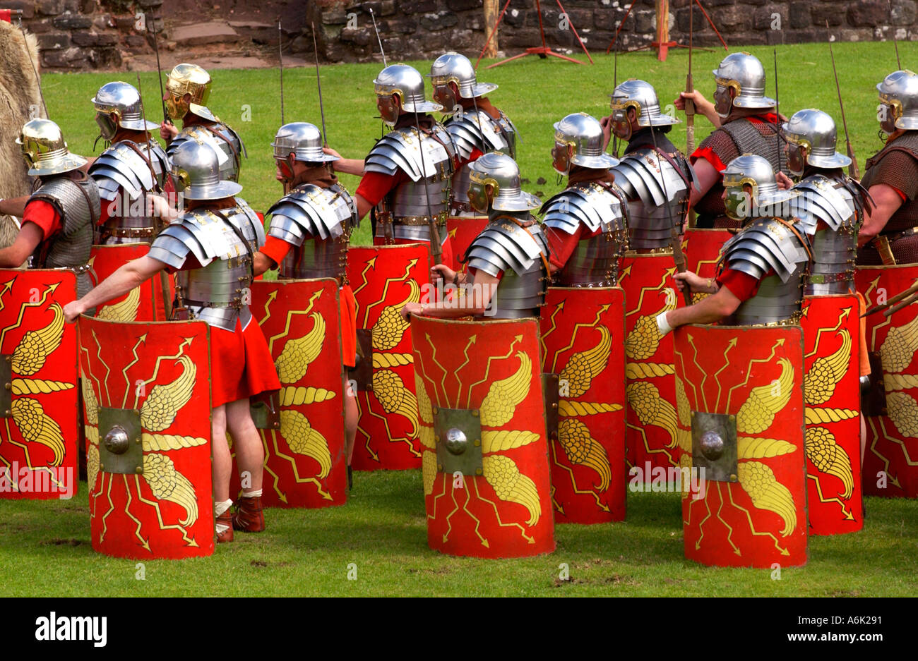 Ermine Street Guard geben eine Darstellung der Kampffähigkeiten in dem Roman Amphitheatre in Caerleon nahe Newport Gwent Wales UK Stockfoto