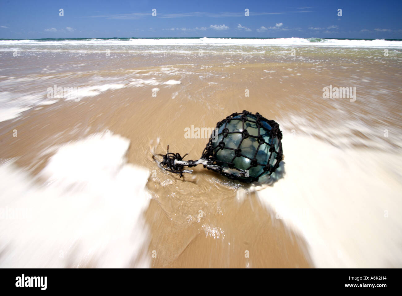 GLAS FLOAT HORIZONTALE BAPDB5820 STRAND ANGESPÜLT Stockfoto