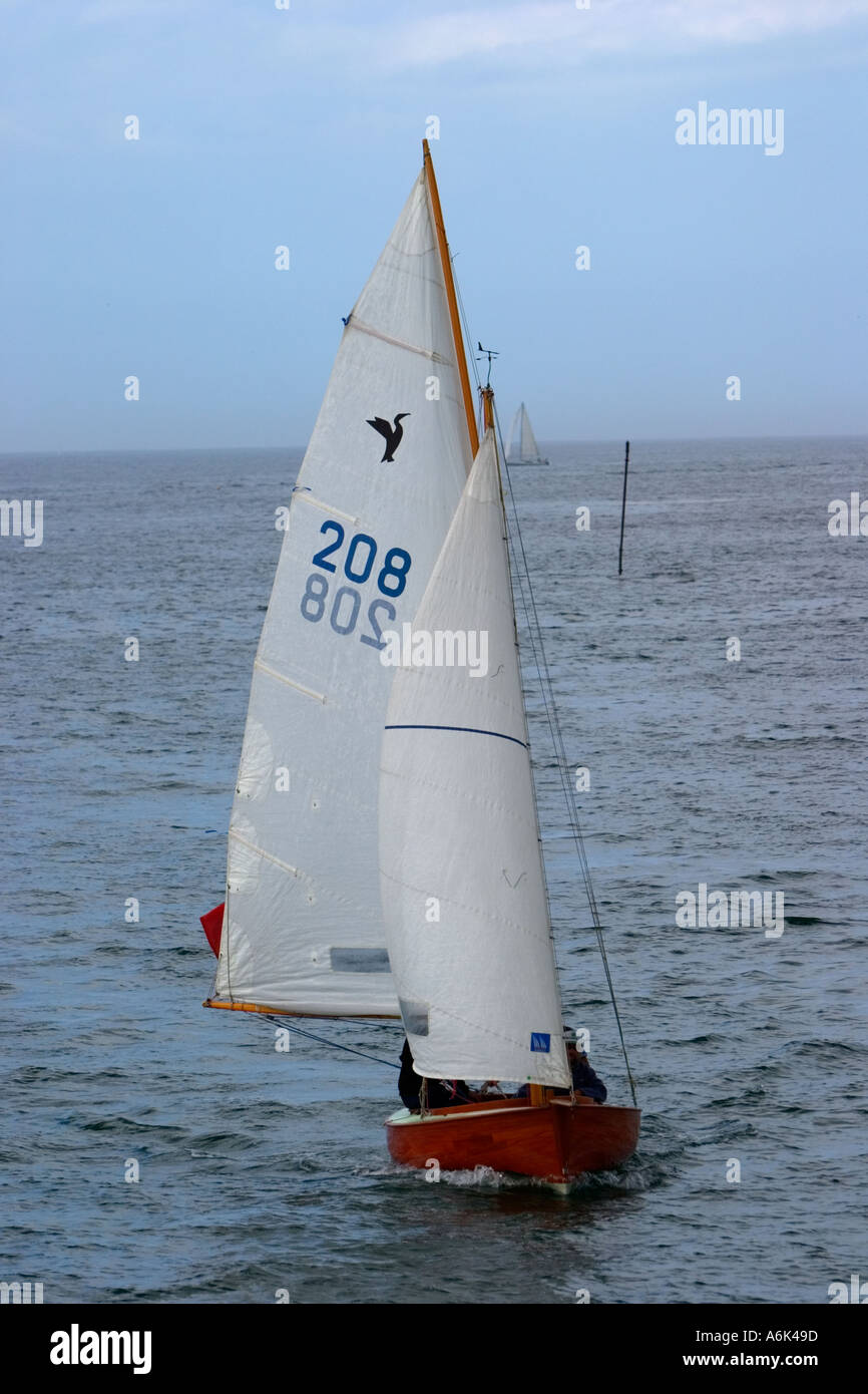 Hölzerne Renn-Schlauchboot mit weißen Segeln in voller Segel im Bootsrennen  vor der finistere Küste in der bretagne frankreich eu Stockfotografie -  Alamy