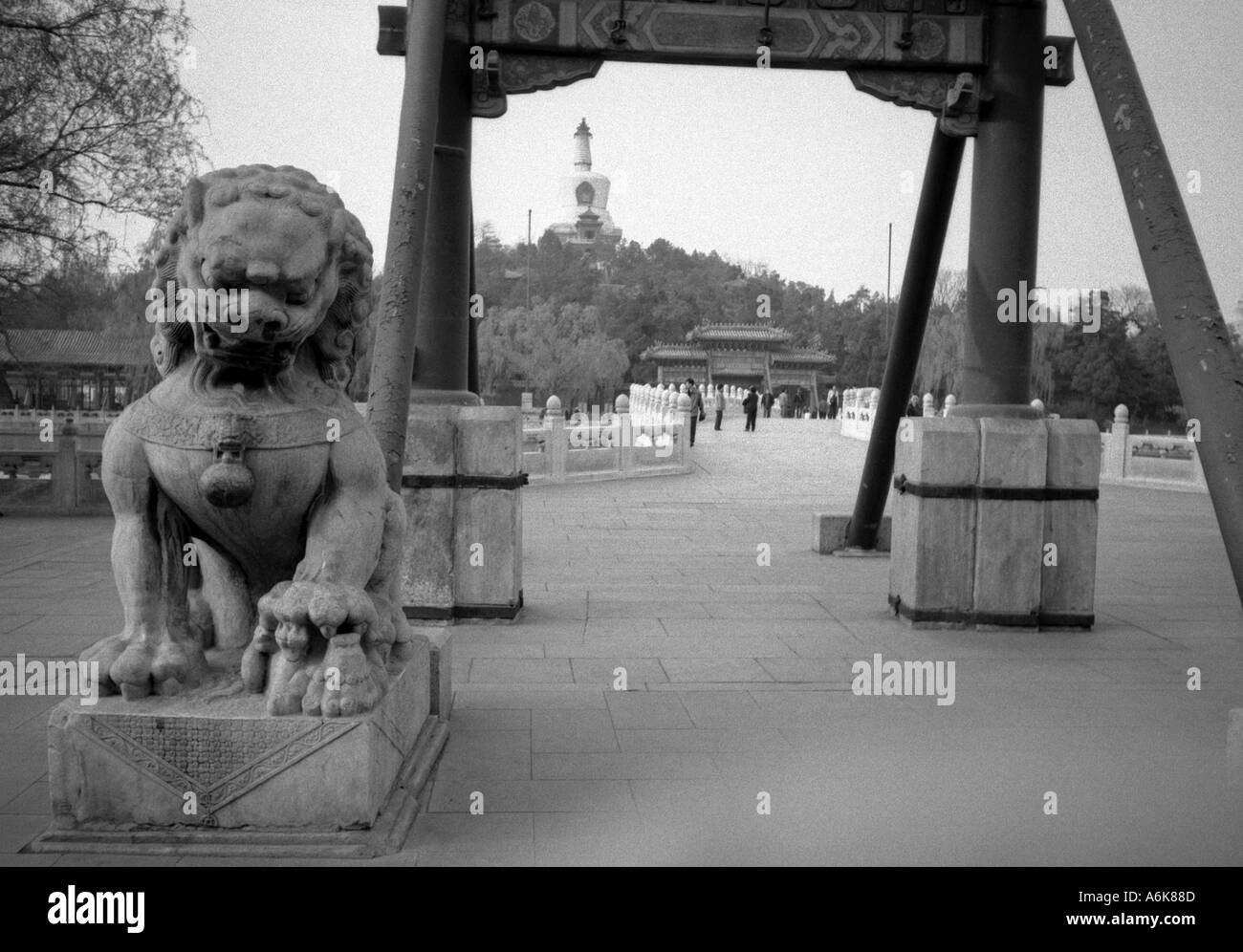 Weiße Pagode Dagoba Bai Ta Jade Insel Beihai Park Beijing Peking China chinesische asiatische asiatische Asien Stockfoto