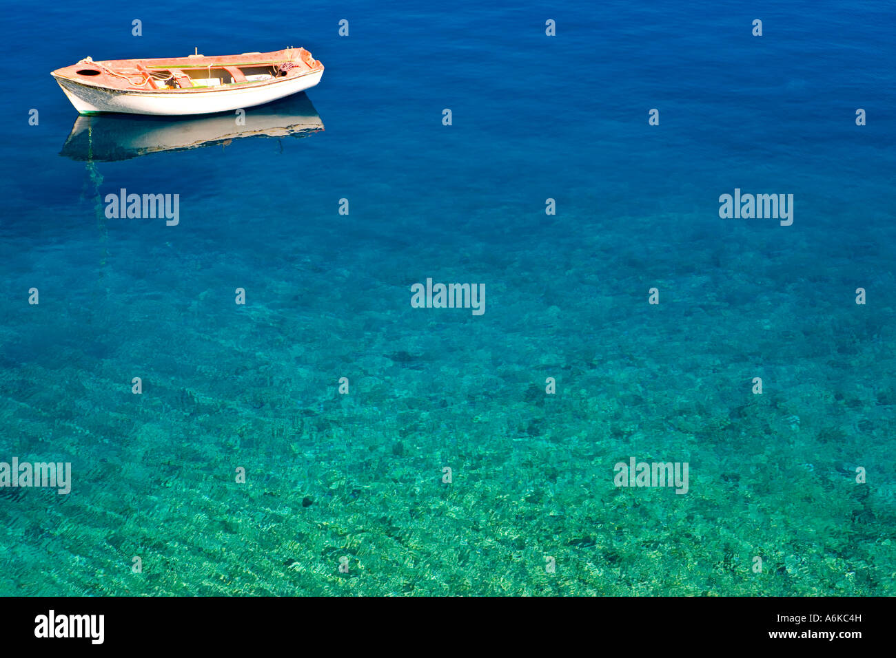 GRIECHISCHEN RUDERBOOT FESTGEMACHT Stockfoto