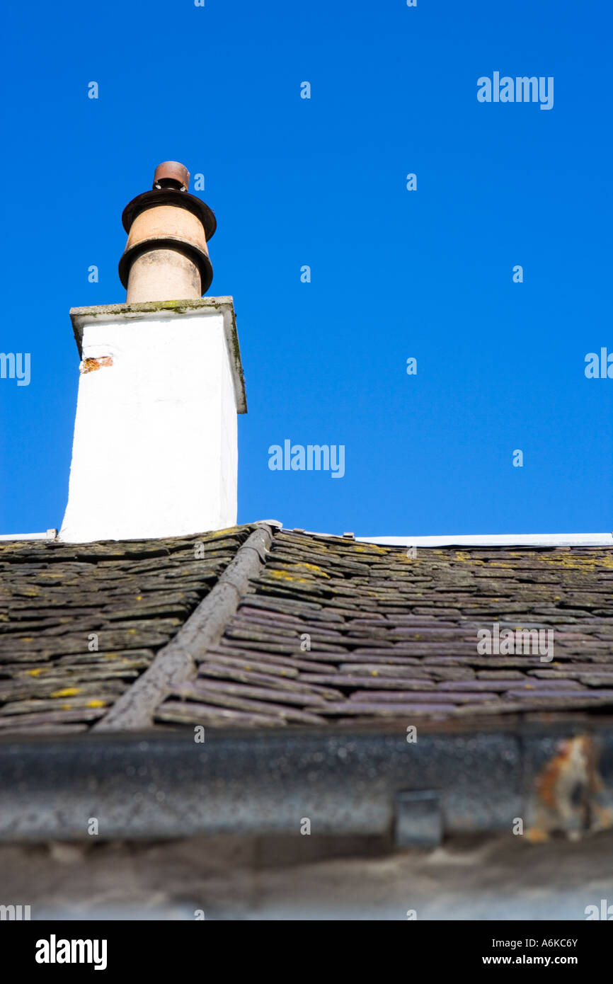 ALTEN SCHIEFER DACH UND SCHORNSTEIN Stockfoto