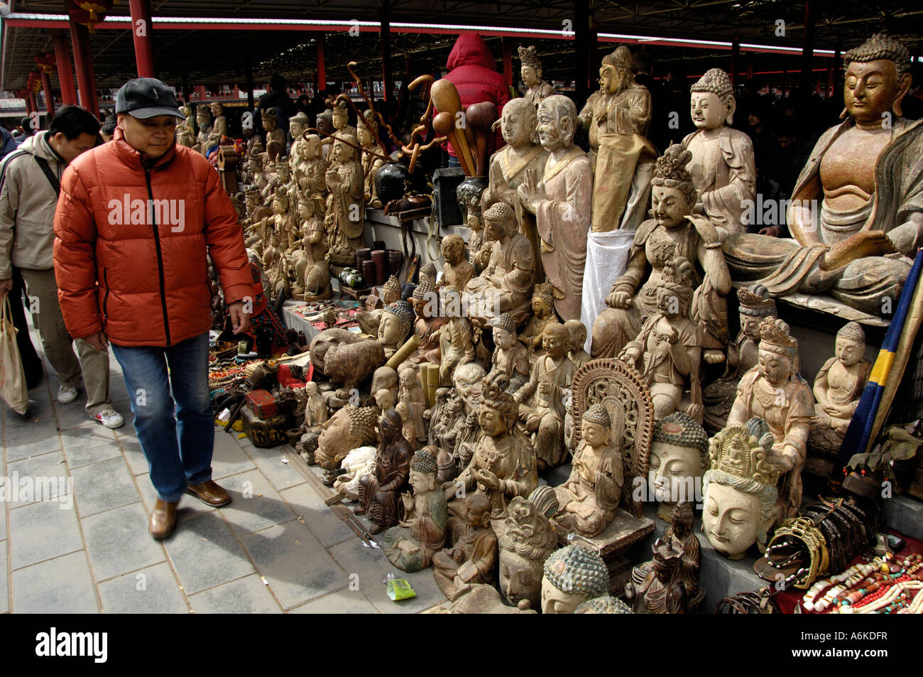 Antiquitäten und Souvenirs zum Verkauf in Peking Panjiayuan-Markt 31. März 2007 Stockfoto