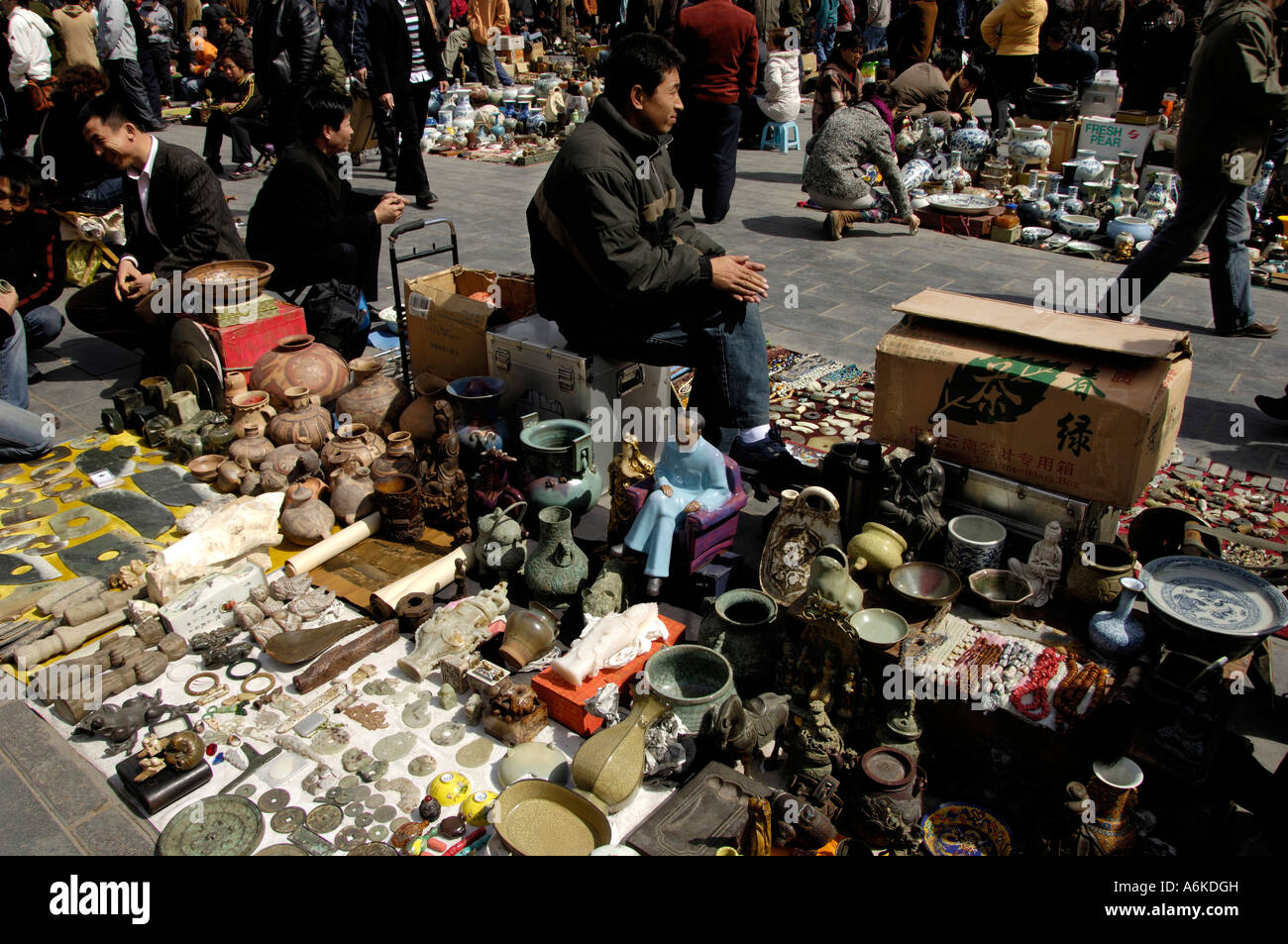 Antiquitäten und Souvenirs zum Verkauf in Peking Panjiayuan-Markt 31. März 2007 Stockfoto