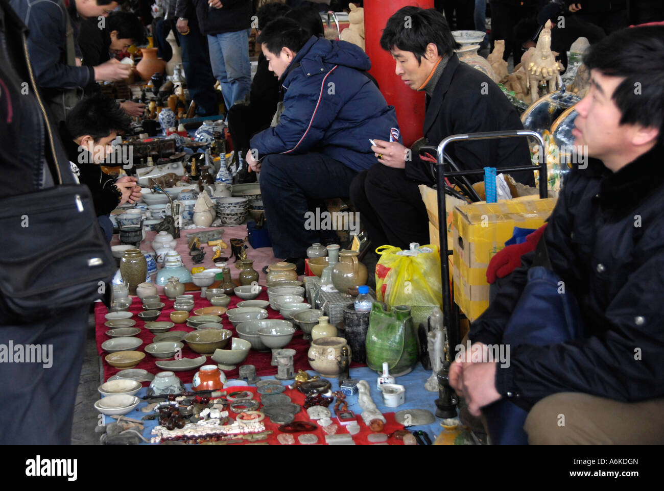 Antiquitäten und Souvenirs zum Verkauf in Peking Panjiayuan-Markt Stockfoto