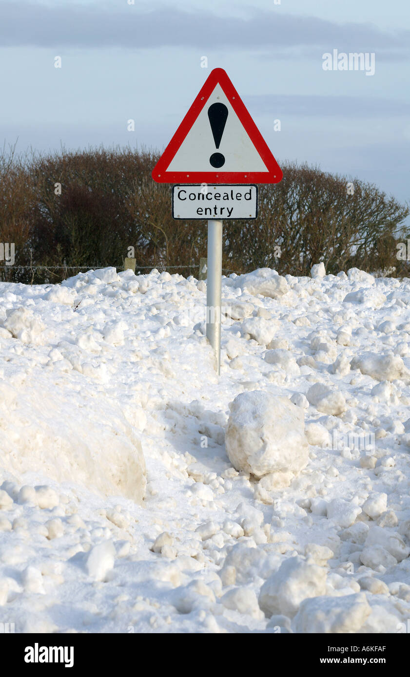 dh Winter Snow STRASSENSCHILD UK Straßenschild verdeckte Einfahrt in Schnee blockiert Orkney Scotland Schild Warnung britischen Schilder Stockfoto