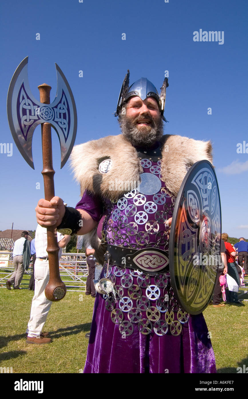 dh County Show KIRKWALL ORKNEY Shetland Jarl Kader Viking Kleid Schild Helm Axt zeigen Boden Kostüm Bart Krieger Stockfoto