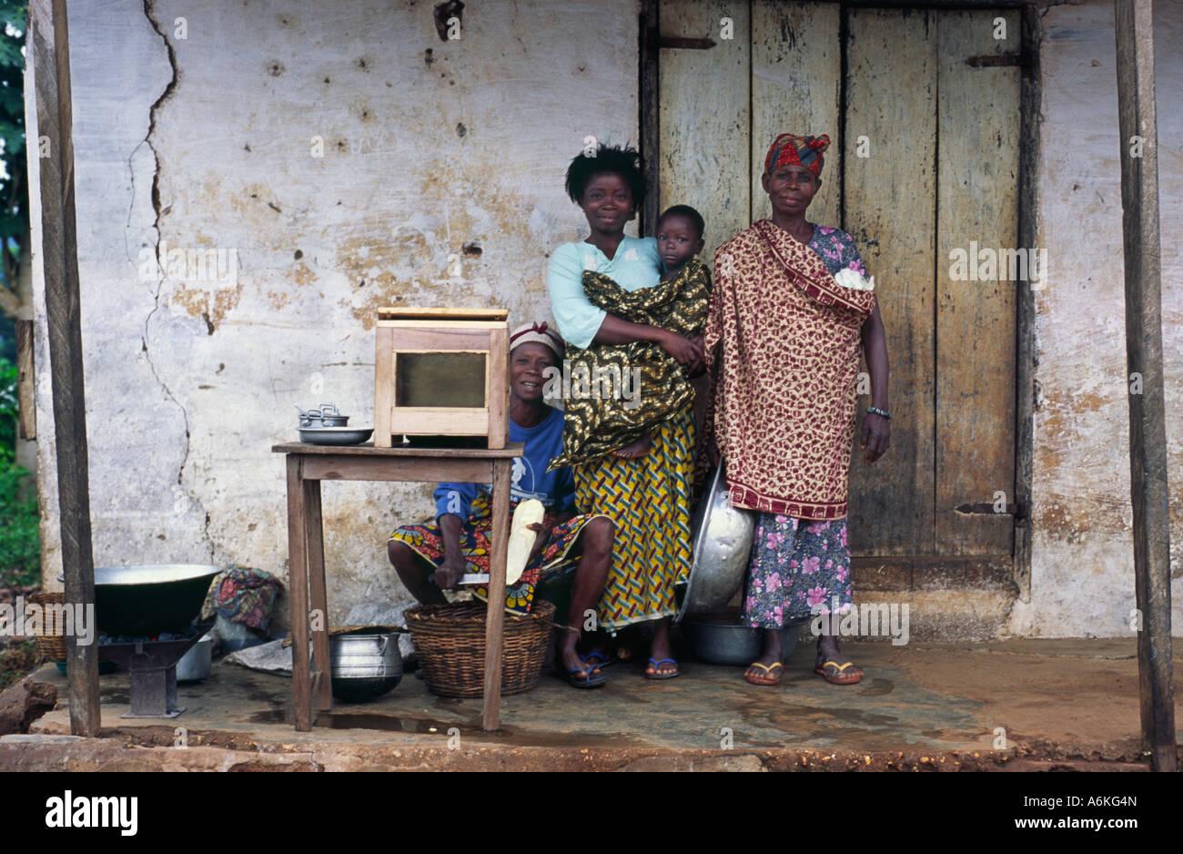 Afrikanische Familie in der Ashante Region Ghanas, Verkauf von Chips am Straßenrand aus Süßkartoffeln hergestellt. Stockfoto