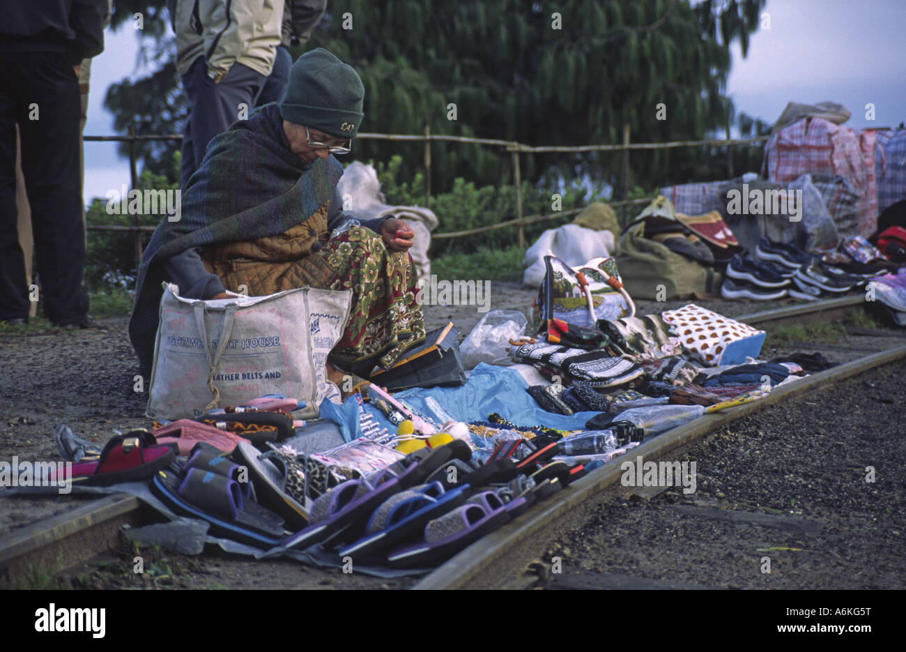 Standinhaber Markt zeigt waren auf Gleis auf Batasia Loop, in der Nähe von Ghum, Distrikt Darjeeling, Indien Stockfoto