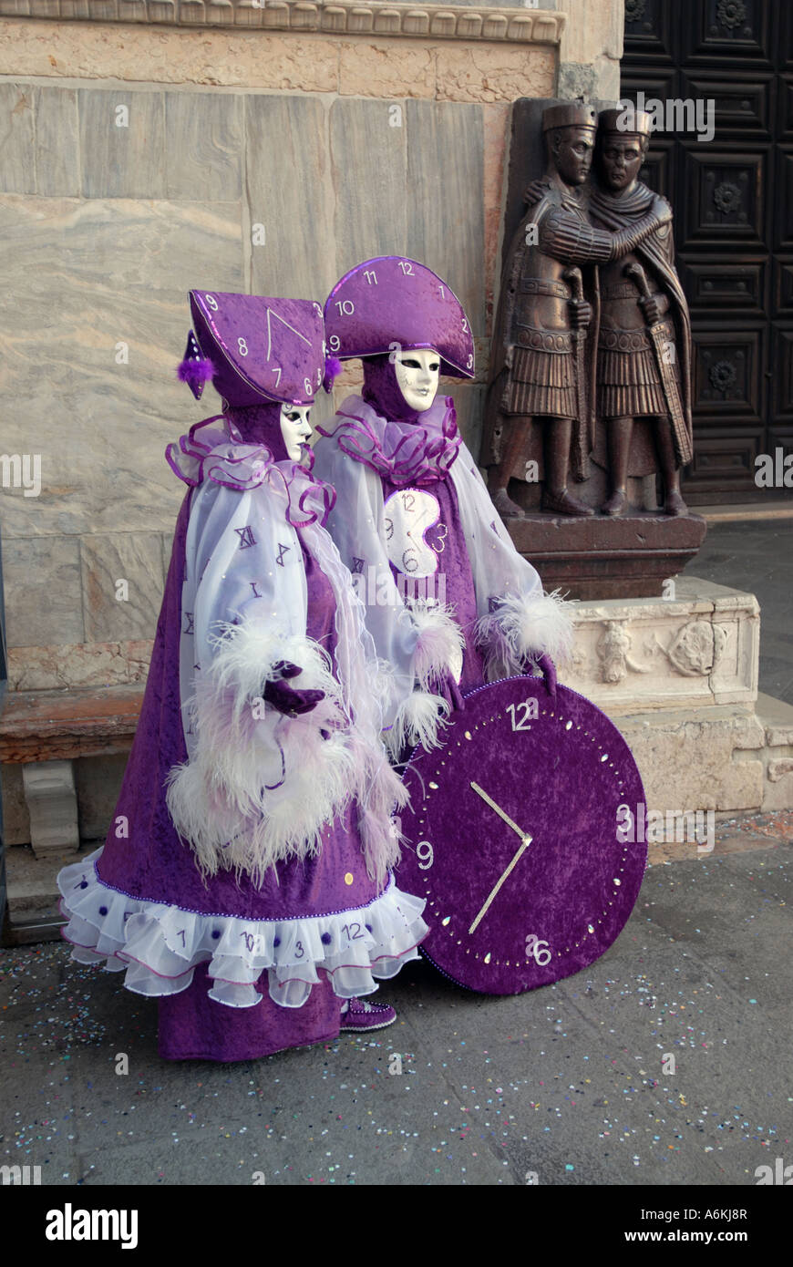 Kostümierte paar zum Thema Zeit Markusplatz während Karneval Venedig 2007 Stockfoto