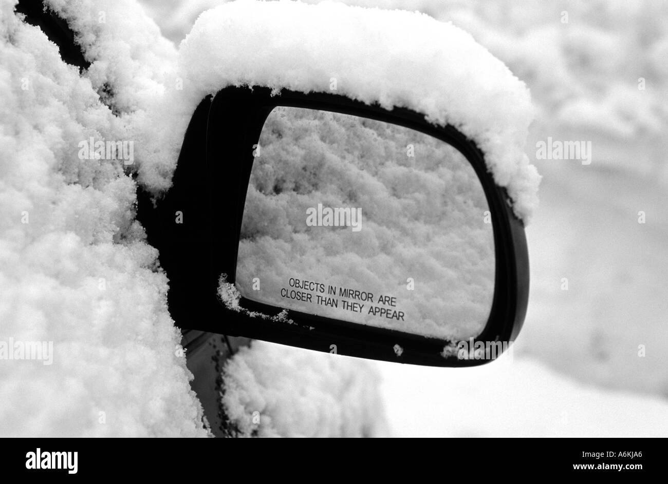 Objekte im Spiegel sind näher als es den Anschein Stockfoto