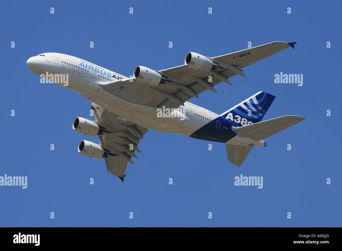 AIRBUS A380 VORBEIFLUG Stockfoto
