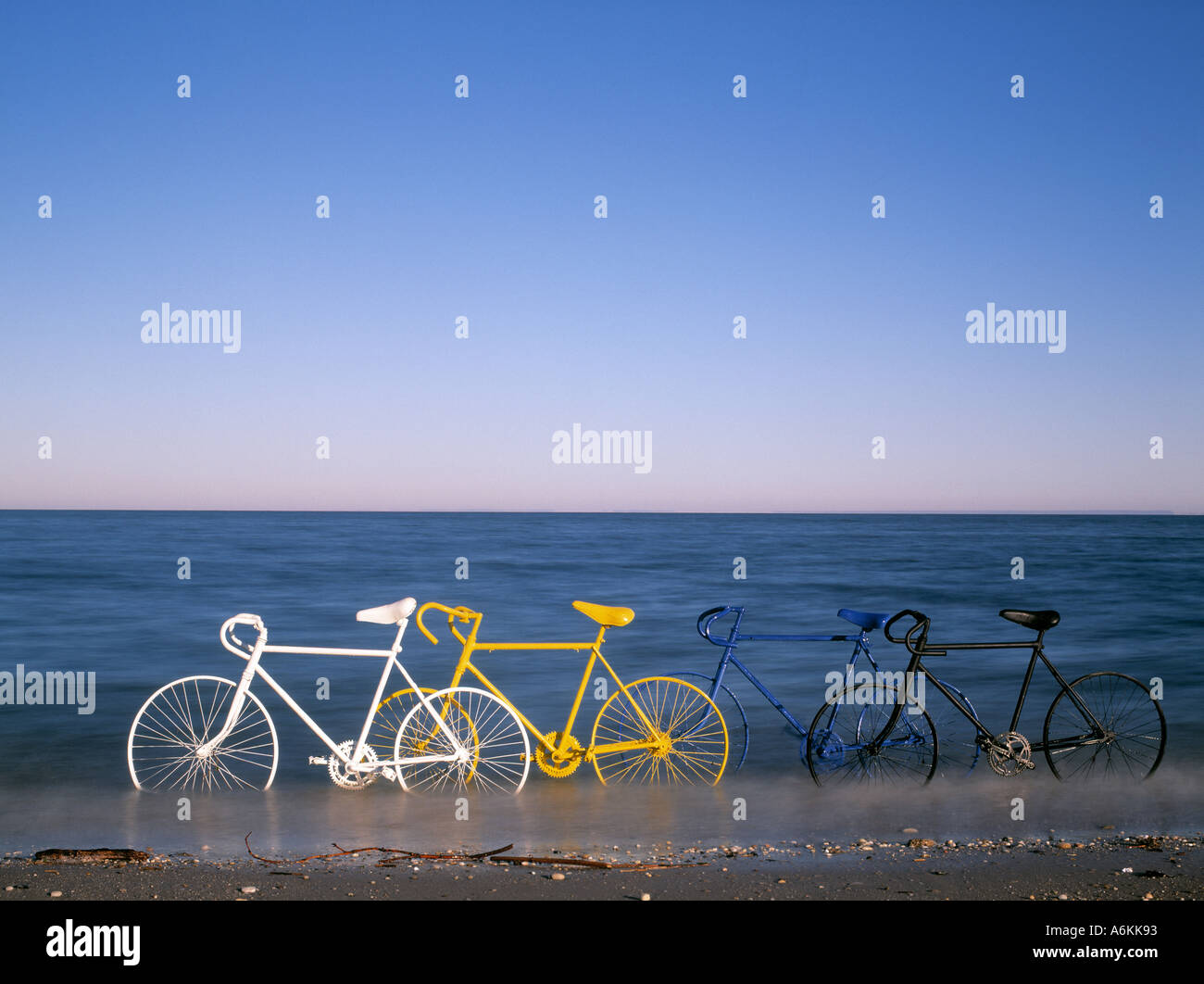 Vier Fahrräder in Zeile Hampton Beach Long Island New York USA Stockfoto