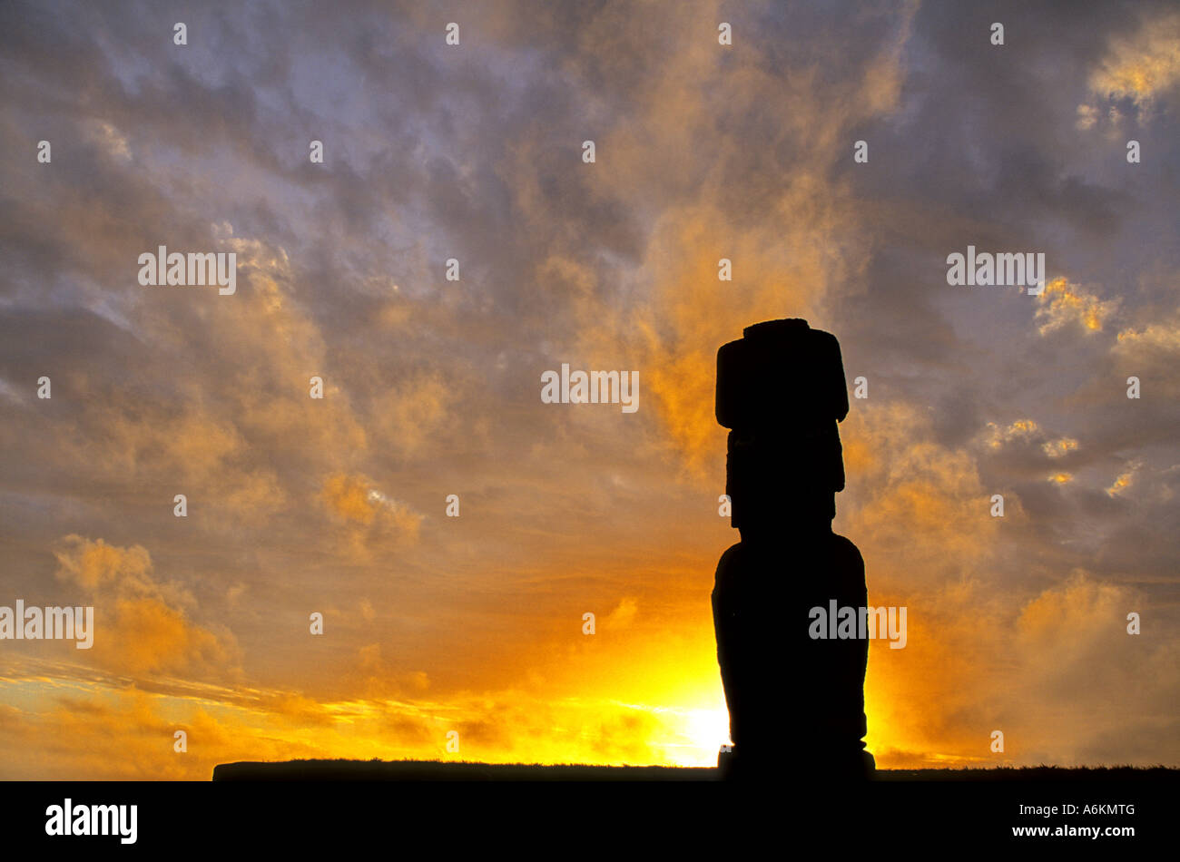 Einsame Moai von Ahu Ko Te Riku mit Pukao Haarschopf an Westküste nördlich von Hangö Roa bei Sonnenuntergang - Osterinsel, Chile Stockfoto