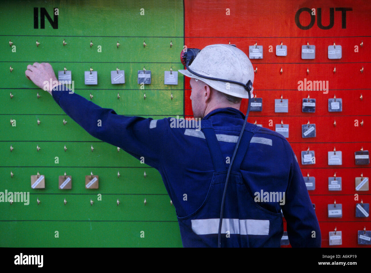 Unterirdische Bergmann checkt am Anfang der Schicht mit Tag-Board, Bendigo, Victoria, Australien Stockfoto