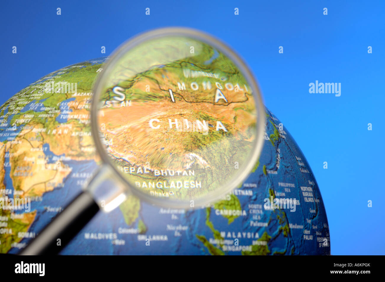 Lupe und Globe China im Fokus Stockfotografie Alamy
