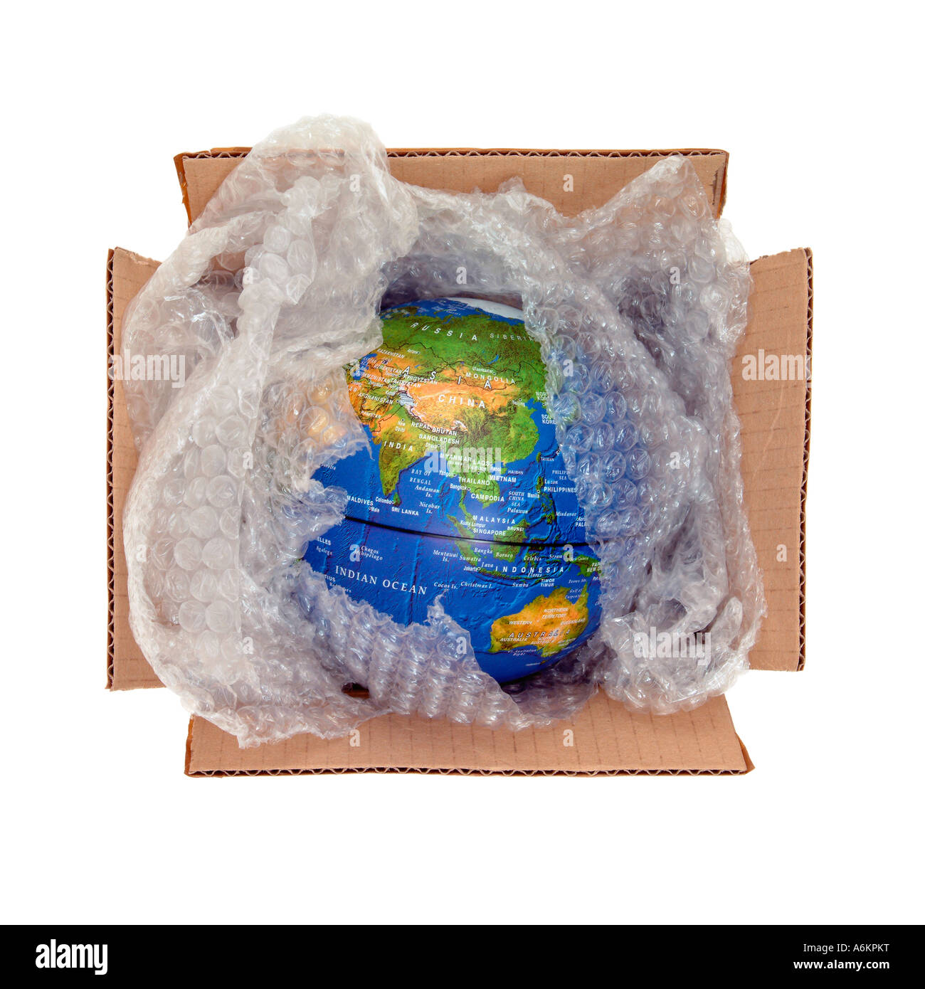 Globus in Luftpolsterfolie in einem Karton verpackt Stockfoto