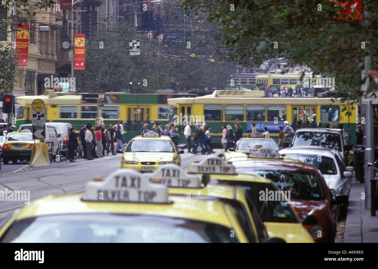 Eine Straßenbahn schneidet durch Lonsdale Street in der Innenstadt von Melbourne, der Hauptstadt Victoria und der zweitgrößte in Australi Stockfoto