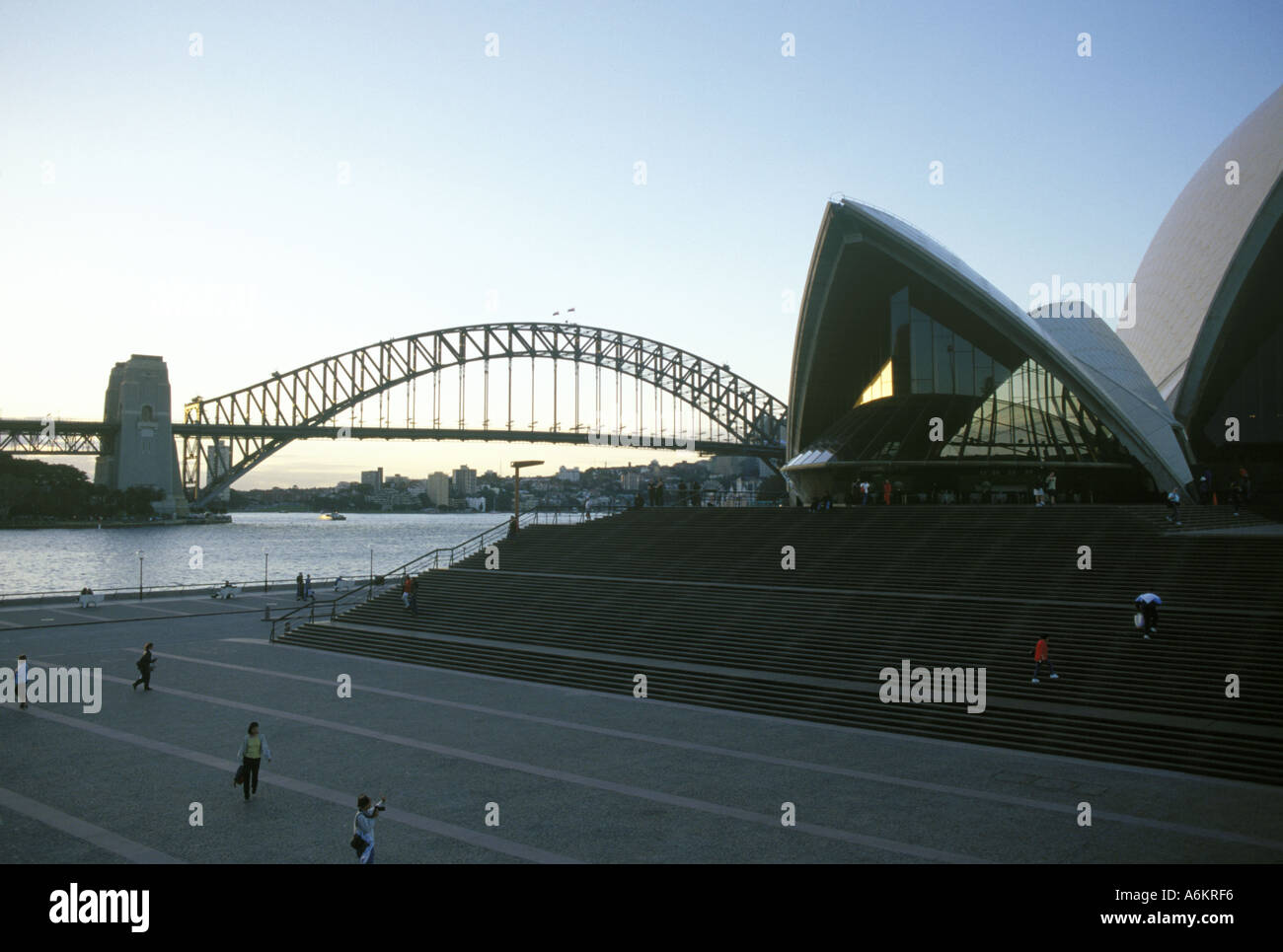 Ein Abend-Schuss des Sydney Opera House, umrahmt von der Harbour Bridge Stockfoto