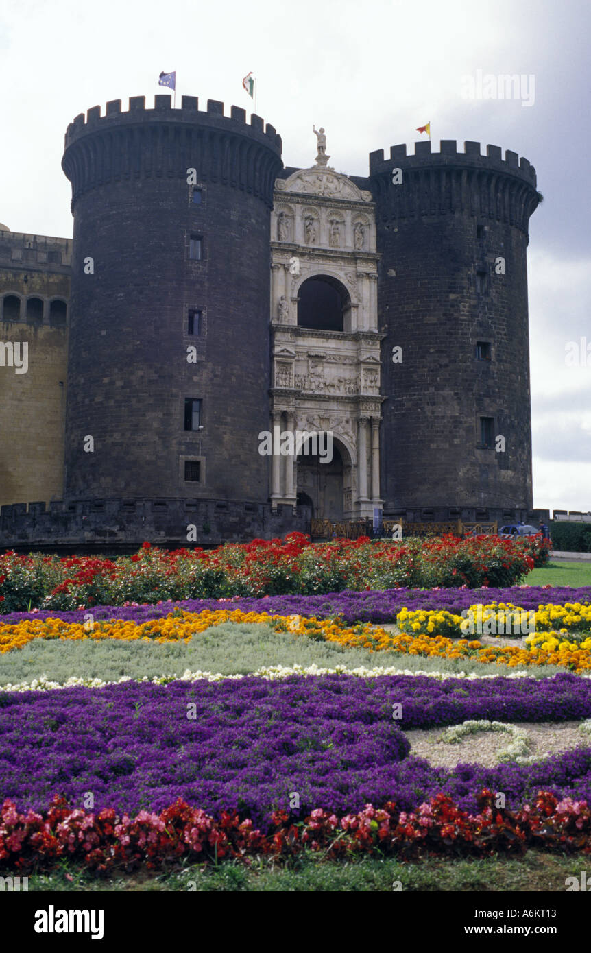 Ein Blick auf die Maschio Angioino in Neapel Italien auch bekannt als das Castel Nuovo wurde es im 13. Jahrhundert auf dem Auftrag gebaut. Stockfoto