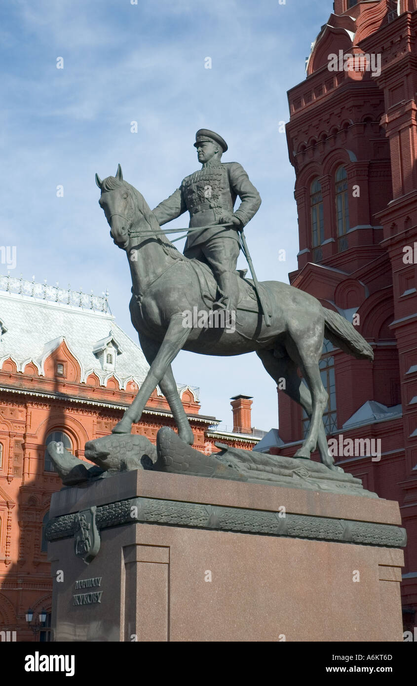 Die Statue von Marschall Georgy Zhukov im Zentrum von Moskau, Held im Kampf gegen Nazi-Deutschland im 2. Weltkrieg. Stockfoto