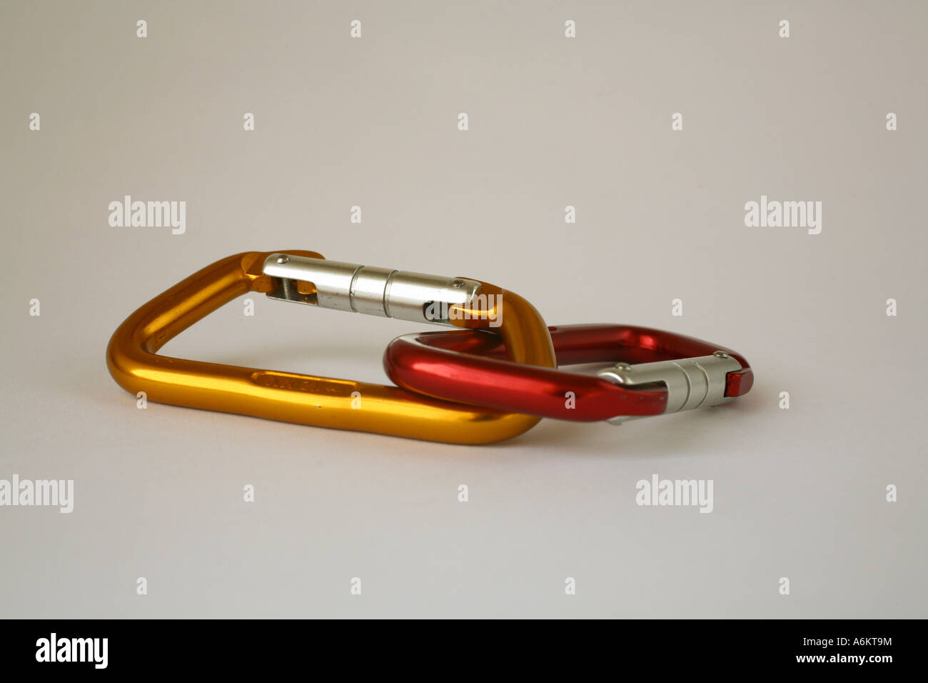 Karabiner miteinander verbunden Stockfoto