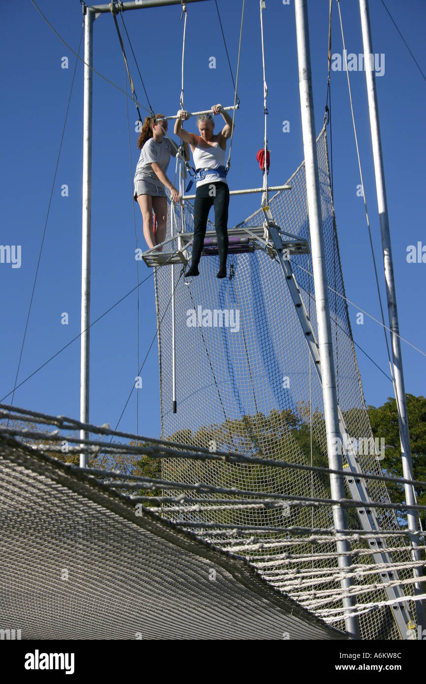 Frau Trapezkünstler springen auf die Plattform Stockfoto