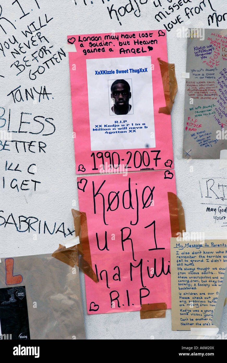 Schriftliche Tributen in der Nähe von West London wo Teenager Kodjo Yenga von anderen Jugendlichen auf der Straße erstochen wurde Stockfoto