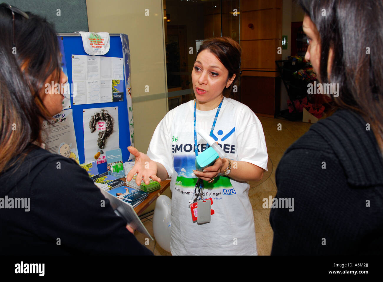 Hebamme sprechen die jungen Frauen über die Gefahren von Rauchen während schwanger, Hammersmith Hospital, London, UK. Stockfoto