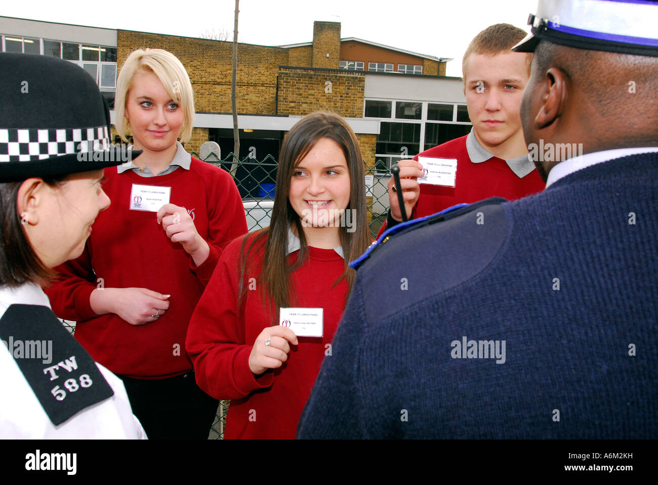 Polizisten und PCSO prüfen Schüler Namensschilder als Teil einer Initiative, die von der Polizei zu schwänzen, Whitton, Middlesex, Großbritannien. Stockfoto